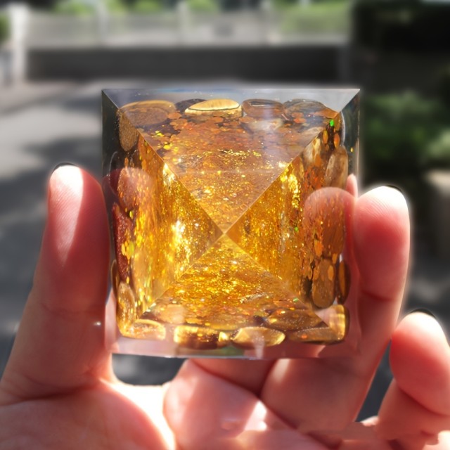 Orgonitna piramida s tigrovim očesom 5cm