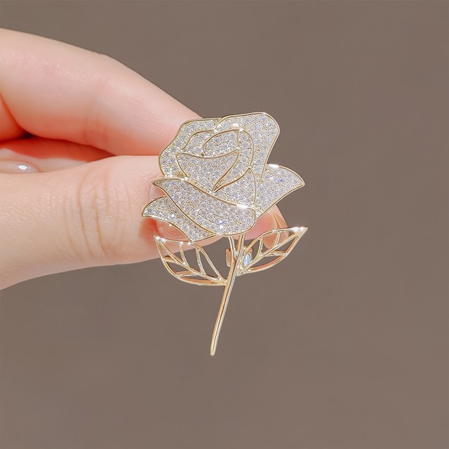 Elegantna broška z zlato vrtnico