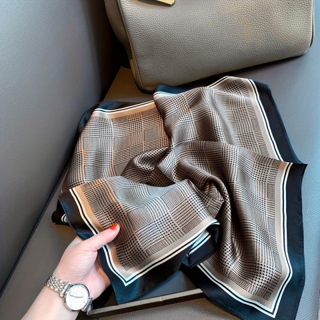 Elegantna ženska kvadratna ruta s karirastim potiskom