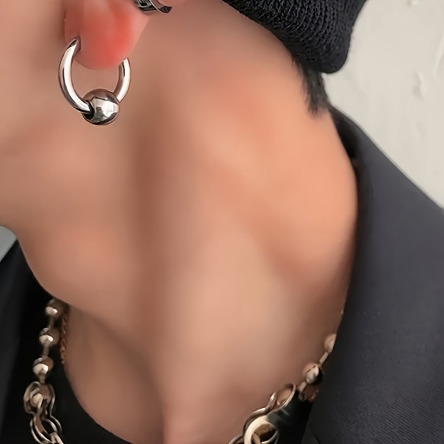 Par moških uhanov – minimalistični obroček s kroglico