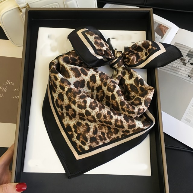 Elegantna ženska kvadratna ruta z leopardjim potiskom