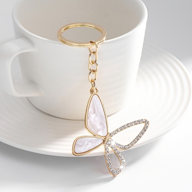 Elegantni obesek za ključe v zlati barvi z metuljem