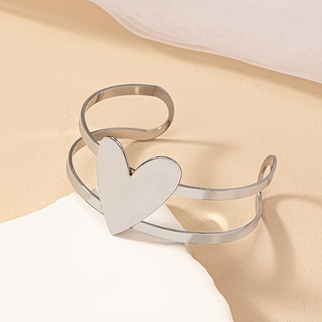 Elegantna odprta zapestnica s polnim srcem v srebrni barvi