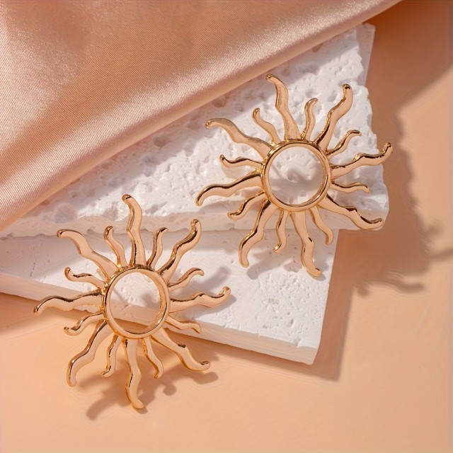 Prefinjeni zlati uhani v obliki sonca 