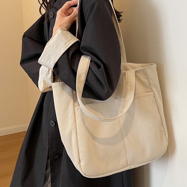 Prostorna žametna torbica v bež barvi