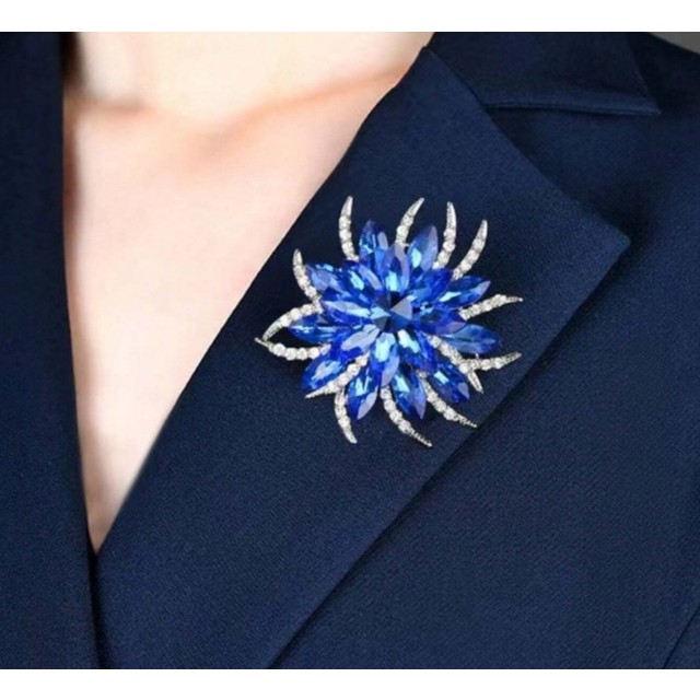 Elegantna večja broška kraljevsko modre barve 