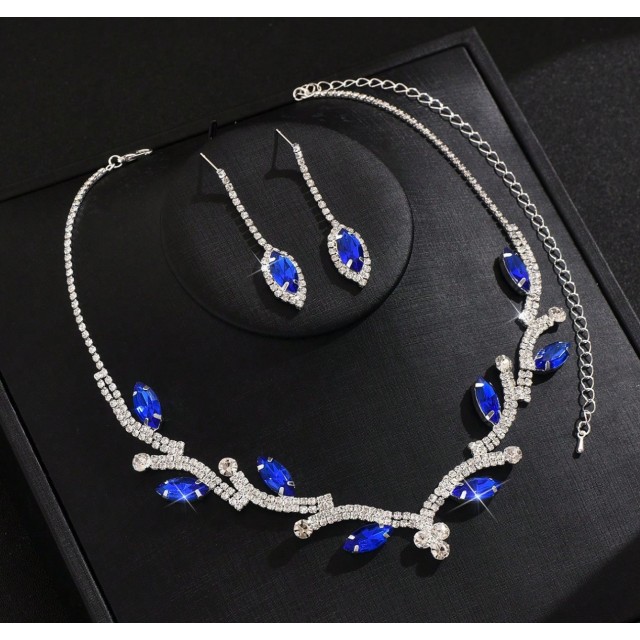 Dvodelni set z bleščečo ogrlico in uhani kraljevsko modre barve 