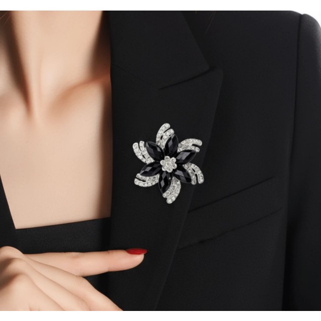 Elegantna broška rožica črne barve 