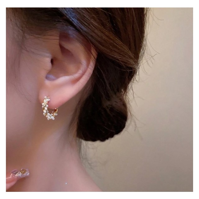 Čudoviti okrogli uhani s perlicami zlate barve