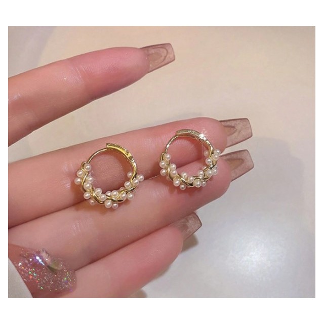 Čudoviti okrogli uhani s perlicami zlate barve