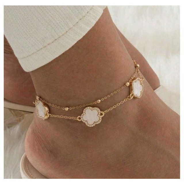 Elegantna zapestnica za nogo s cvetličnimi detajli