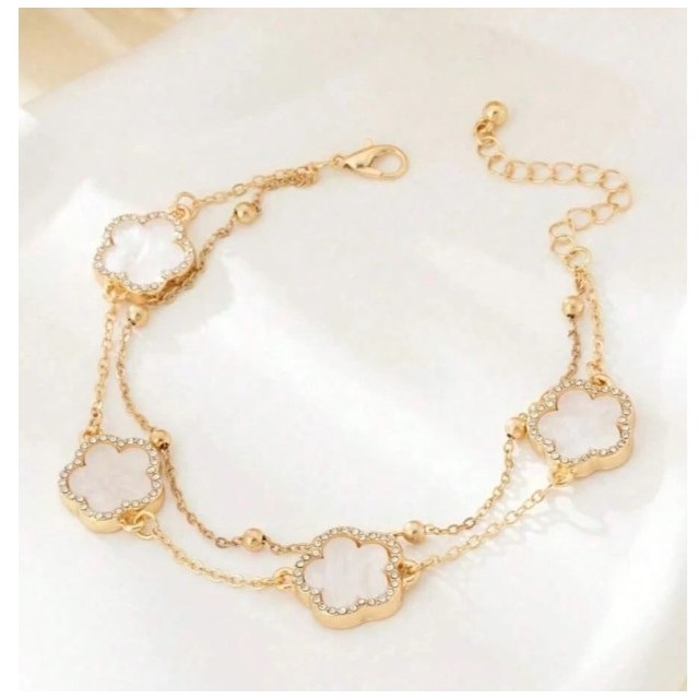 Elegantna zapestnica za nogo s cvetličnimi detajli