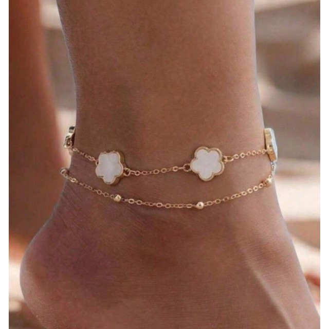 Elegantna zapestnica za nogo s cvetličnimi detajli