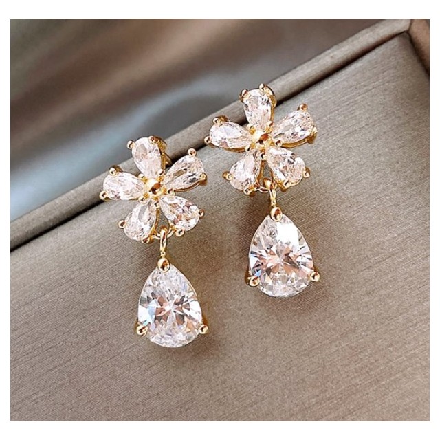 Elegantni uhani z rožico in kamenčkom 