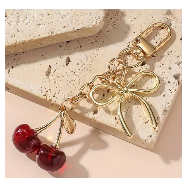 Zlat obesek za ključe s češnjico in pentljo 