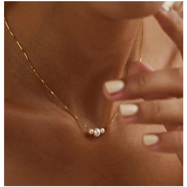 Elegantna ogrlica s tremi perlicami zlate barve