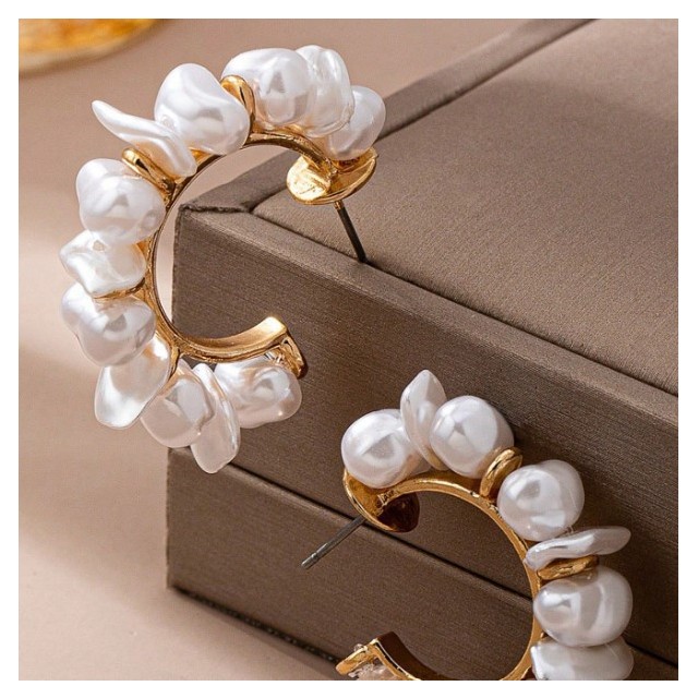 Elegantni uhani s perličnim videzom – moden in prefinjen stil