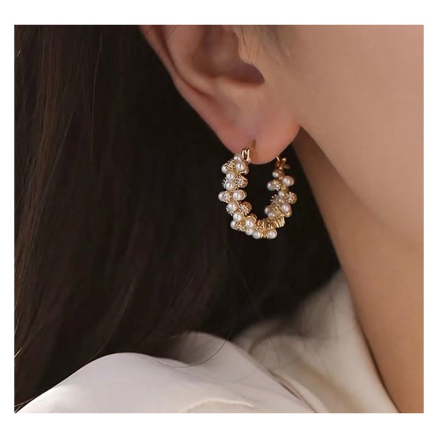 Elegantni uhani s perlicami – romantičen in luksuzen videz