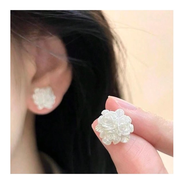 Prefinjeni vtični uhani z rožicami