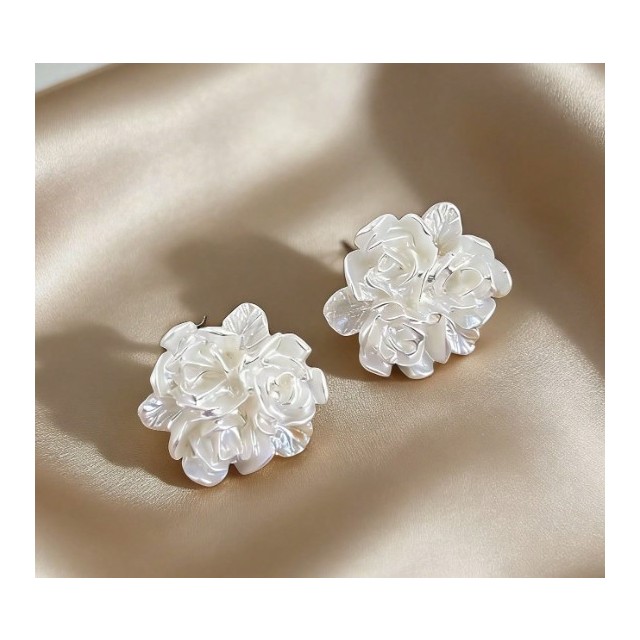 Prefinjeni vtični uhani z rožicami