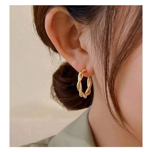 Elegantni pleteni okrogli uhani