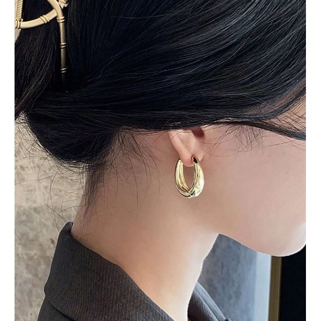 Elegantni zlati uhani v obliki debelejših obročkov