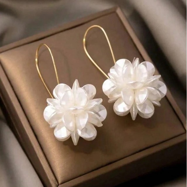 Elegantni viseči uhani s cvetličnim motivom