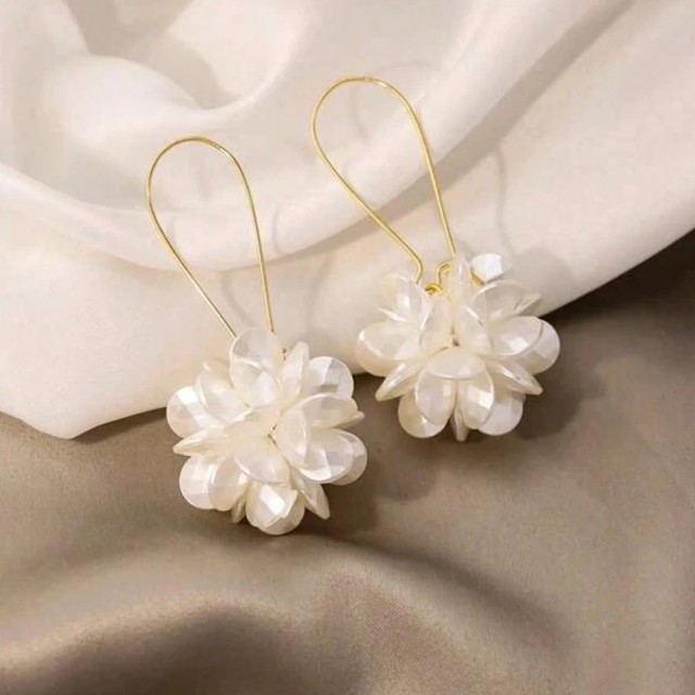 Elegantni viseči uhani s cvetličnim motivom