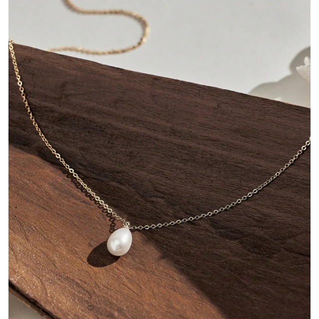 Minimalistična verižica s kapljičastim biserom