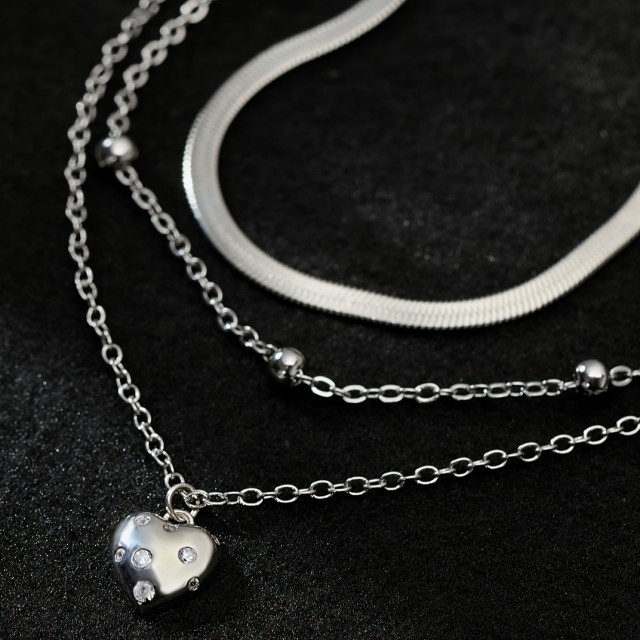 Elegantna triplastna ogrlica v srebrni barvi