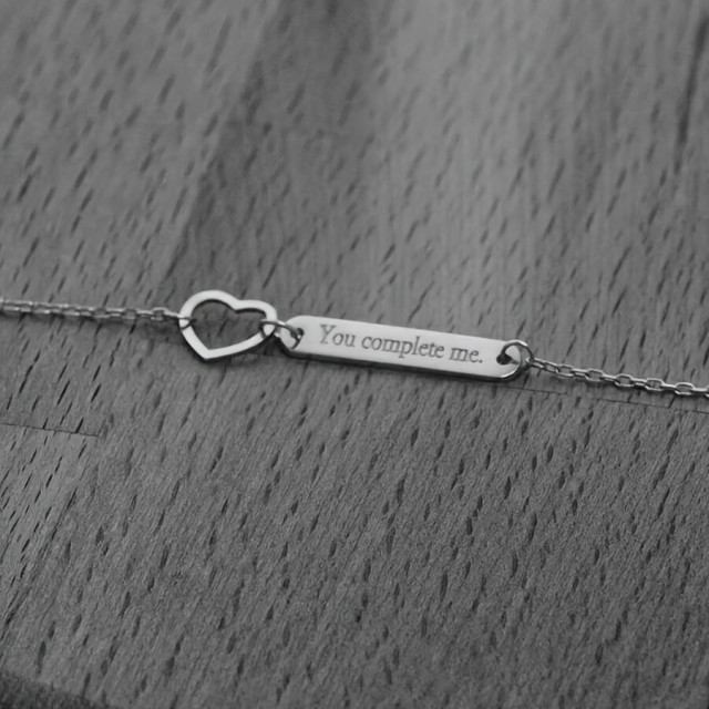 Personalizirana zapestnica s srcem in podolgovato ploščico z željeno gravuro