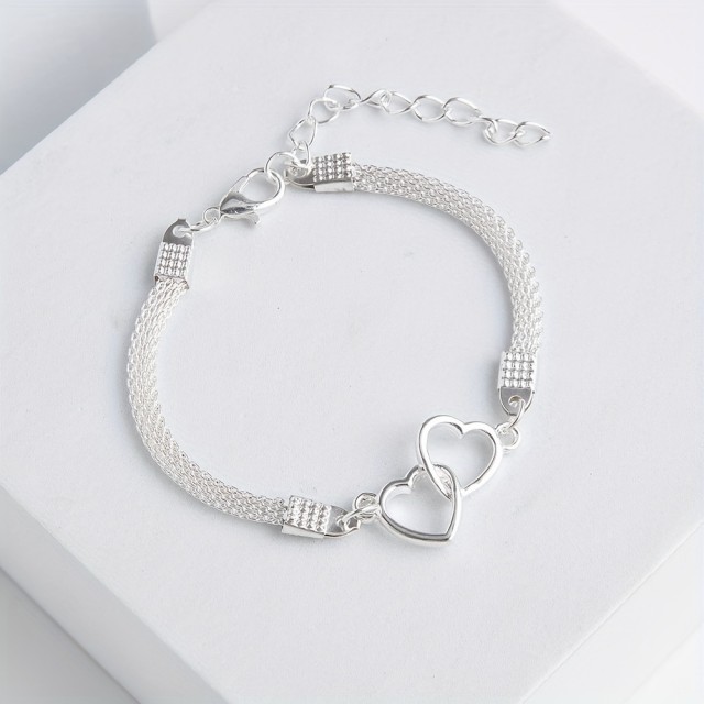 Čudovita zapestnica z dvojnim srcem v srebrni barvi