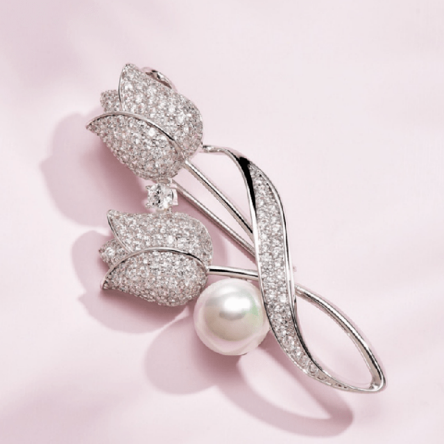 Elegantna broška s tulipanom srebrne barve