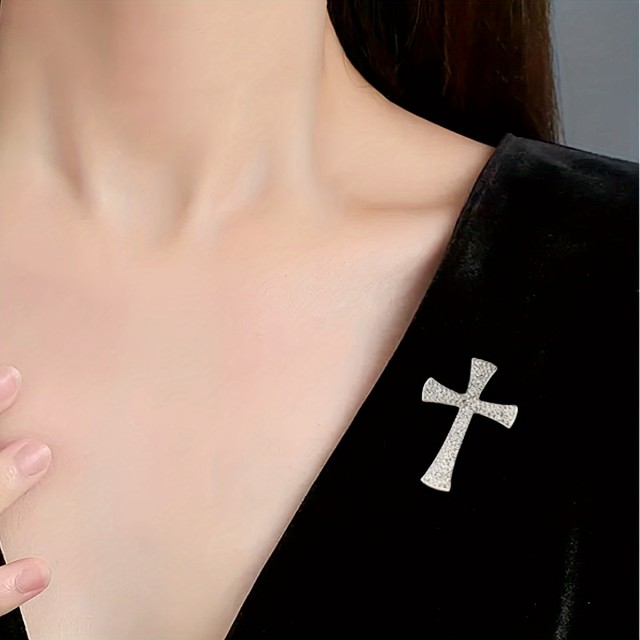 Elegantna broška v obliki križa srebrne barve 