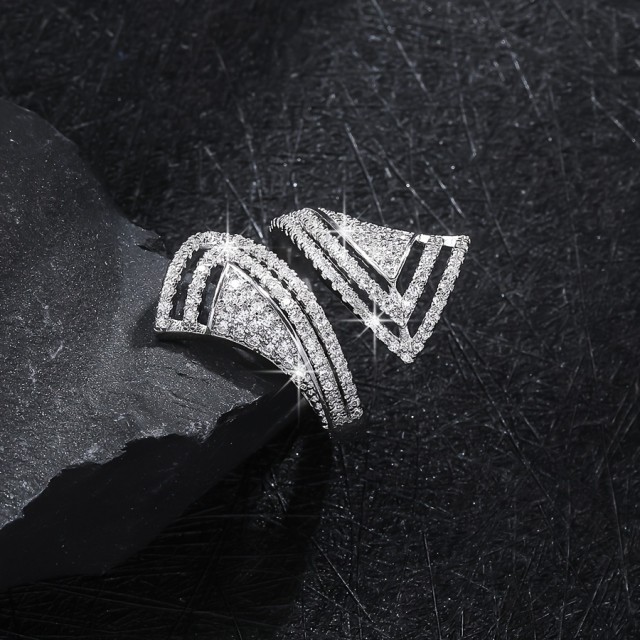 Elegantni nastavljiv prstan z okrasnimi kamni 