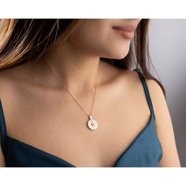 Personalizirana ženska ogrlica z marjetico in gravuro po želji