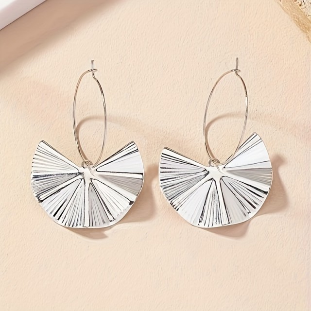 Elegantni uhani ginko v srebrni barvi 