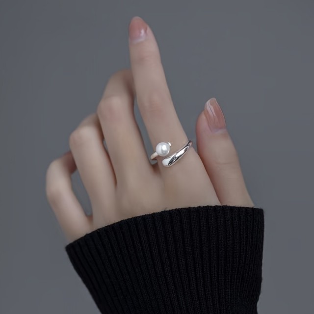 Nastavljiv eleganten prstan s perlico 