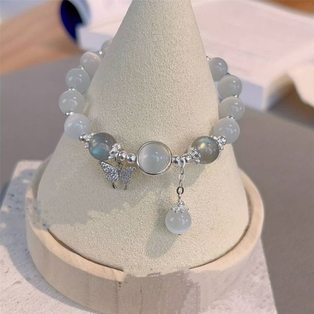 Zapestnica s kamenčki in metuljčkom