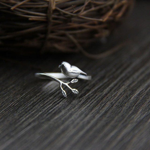 Prelep vintage prstan s ptičko na veji