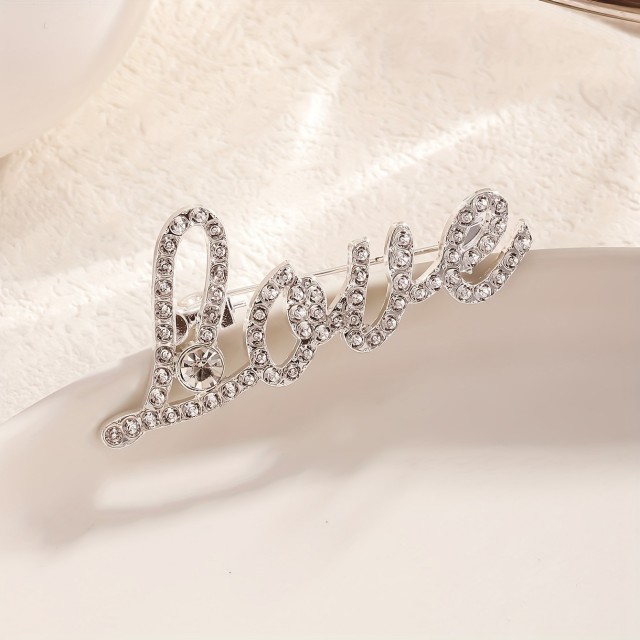 Elegantna broška v srebrni barvi LOVE