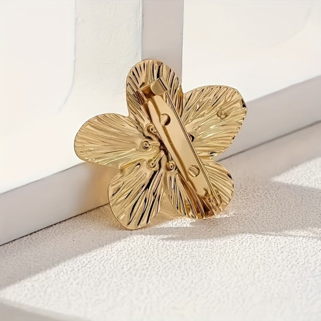  Vintage cvetlična broška v zlati barvi