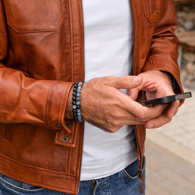 Komplet dveh zapestnic z vulkanskimi kamni in Lapis Lazuli kamnom