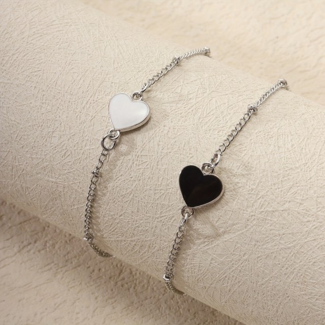 Komplet 2 nerjavečih zapestnic z belim in črnim srcem