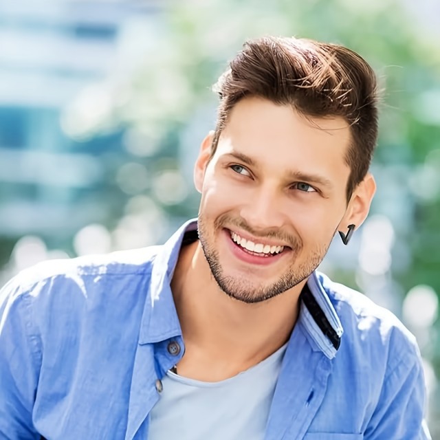 Jekleni moški uhani v obliki trikotnika 