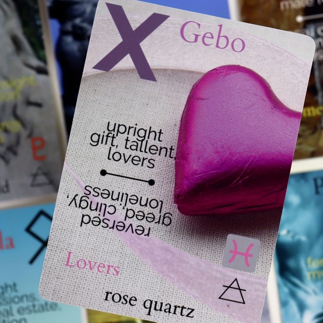 Mistični komplet kart z runami