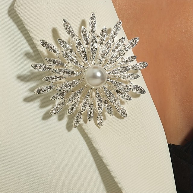 Luksuzna broška s cvetličnim dizajnom v 2 barvah