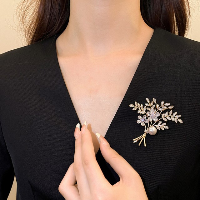 Elegantna broška s cvetličnim motivom
