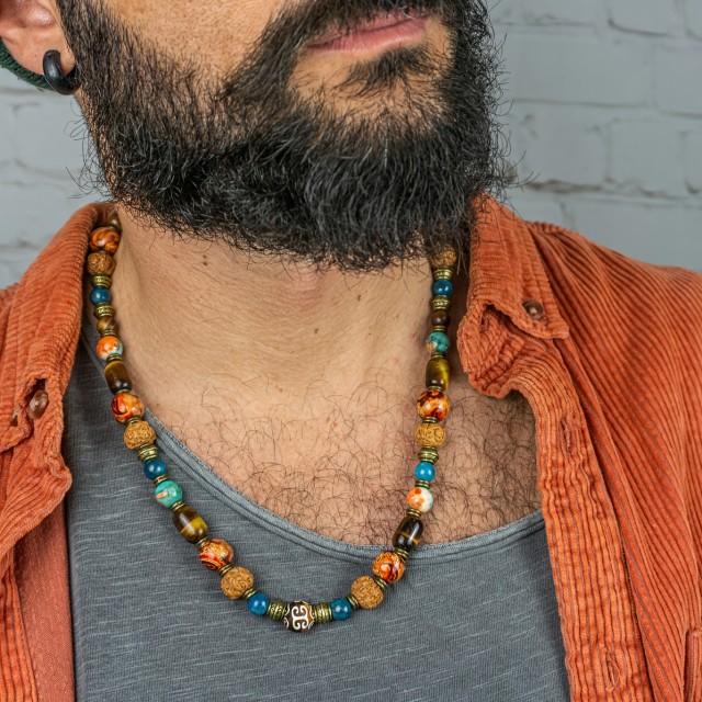Moška etno ogrlica s pisanimi kamnitimi kroglicami
