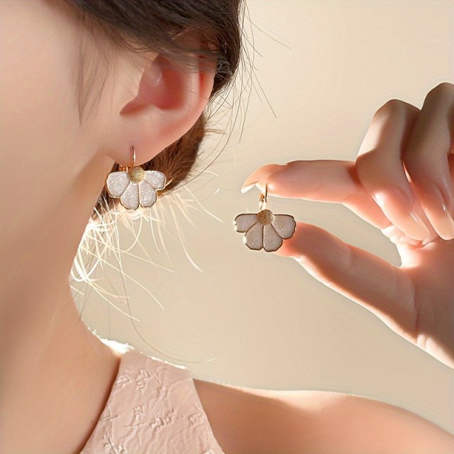 Elegantni viseči uhani v zlati barvi z belim cvetom